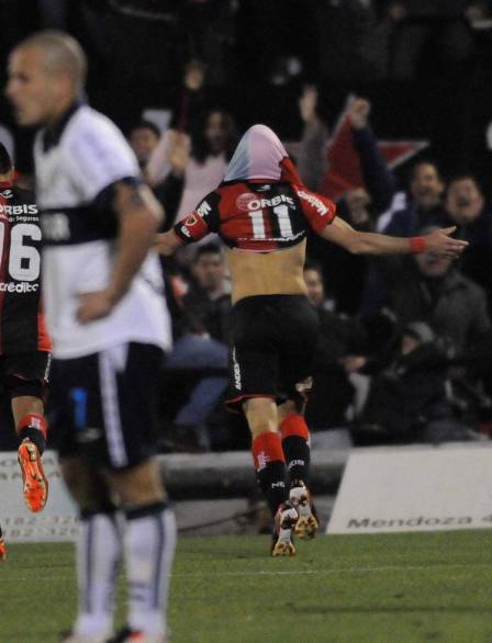 FESTEJO-Maxi-Rodriguez-Newells-Telam_CLAIMA20130827_0196_14