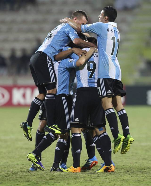 chicos-argentinos-festejaron-Canada-EFE_CLAIMA20131025_0180_14