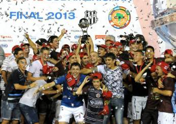 Lanus-levanto-Copa-Sudamericana-DyN_CLAIMA20131211_0236_14