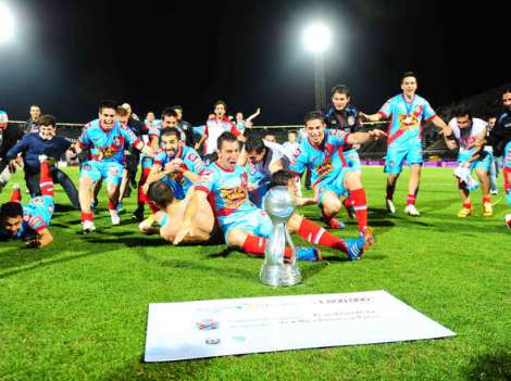 festejo-Arsenal-campeon_OLEIMA20131016_0180_8