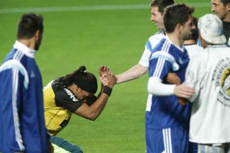 brasilenos-metieron-reverenciar-Messi-SARRAF_OLEIMA20140611_0232_14