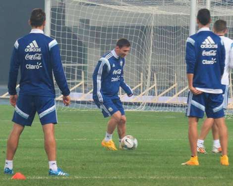 Messi-pelota-practica-Beijing-Argentina_OLEIMA20141008_0063_14