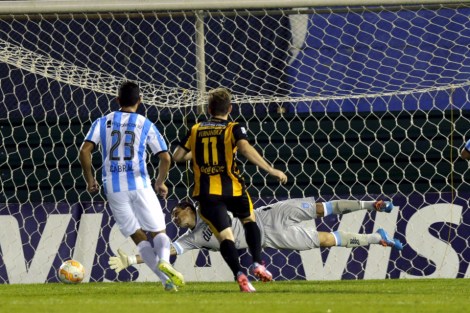 Julian Benitez (not in picture) of Paraguay's Guarani scores a goal against Argentina's Racing Club goalkeeper Sebastian Saja (grey) during their Copa Libertadores soccer match at the Defensores del Chaco stadium in Asuncion May 21, 2015. REUTERS/Jorge Adorno