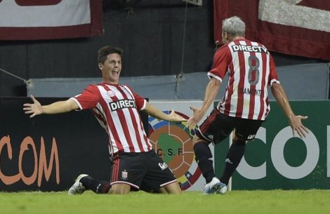 guido-carrillo-y-israel-damonte-celebran-uno-de-los-tantos-convertidos-ante-santa-fe_882_573_1227331