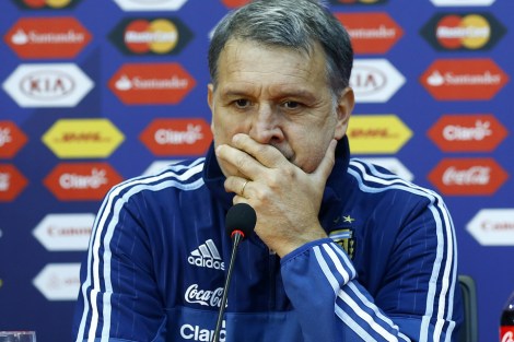 CH02. LA SERENA (CHILE), 15/06/2015.- El entrenador de la selección argentina de fútbol, Gerardo Martino, habla hoy, lunes 15 de junio de 2015, durante una conferencia en el estadio La Portada de La Serena (Chile). El equipo argentino prepara su duelo frente a la selección de Uruguay el próximo 16 de junio por el grupo B de la Copa América 2015. EFE/JAVIER VALDÉS LARRONDO
