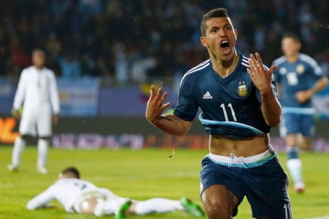 Argentina's Sergio Aguero celebrates a goal against Uruguay during their first round Copa America 2015 soccer match at Estadio La Portada in La Serena, Chile, June 16, 2015.    REUTERS/Marcos Brindicci