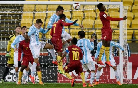 Samuel Tetteh of Ghana (C  #7) tries to head the ball into the goal during the Under-20 World Cup football match between Argentina and Ghana at Wellington Regional Stadium in Wellington on June 2, 2015. AFP PHOTO / MARTY MELVILLE