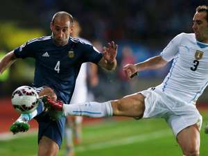 Zabaleta-asistio-Aguero-gol-argentino_OLEIMA20150616_0250_9