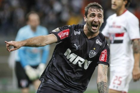 Pratto comemora o segundo gol anotado contra o São Paulo