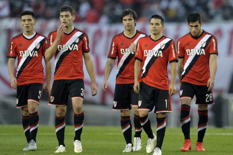 River Plate's footballers leave the field at the end of the half time during their Argentina First Division football match against Temperley at Antonio Liberti stadium in Buenos Aires, Argentina, on July 11, 2015. AFP PHOTO / ALEJANDRO PAGNI