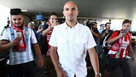 Cambiasso-camisetas-Argentina-bufandas-Olympiakos_OLEIMA20150807_0128_14