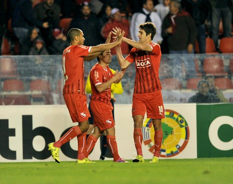 Télam 16/09/2015 Buenos Aires, Lucas Albertengo festeja con sus compañeros  el gol con el que Independiente venció 1-0 a Arsenal y pasó de ronda en el Copa Sudamericana. Foto: Alejandro Santa Cruz/ema
