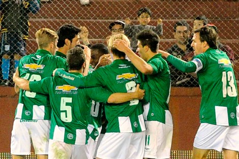 Buenos Aires,Banfield le gana a Lanús por 1 a 0 por la  24ta. fecha del campeonato de primera división.Los jugadores del `Taladro` festejan el gol. Foto:Julián Alvarez/Télam/ema 13/09/2015