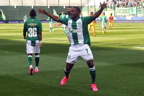 Télam 20/09/2015 Buenos Aires: Banfield le gana 1 a 0 a Crucero del Norte de Misiones en el estadio Florencio Sola por la fecha 25 del Campeonato de Primera División.  Festejo del gol realizado por Giovanni Simeone. Foto: Victor Carreira/telam/cgl