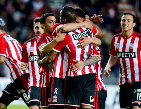 Télam 17/10/2015 La Plata Estudiantes le gana 2 a 1 a Quilmes en lo que va del segundo tiempo del encuentro correspondiente a la fecha 28 del torneo de Primera División. El pincha festeja el 1er gol convertido, cuyo autor fue Lucas Rodriguez (35). Foto Carlos Cermele/Télam/ema