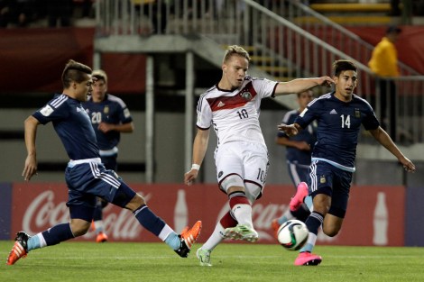21 de Octubre 2015/CHILLAN Niklas Schmid anota su gol y el cuatro a cero, durante el partido valido por el grupo C entre las selecciones de Argentina vs Alemania por la copa Mundial de la FIFA Chile Sub 17 , jugado en el estadio Estadio Nelson Oyarzun.  FOTO:JUAN GONZALEZ/AGENCIAUNO