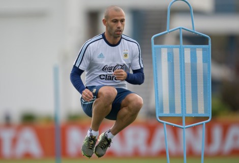 El jugador de la selección de Argentina, Javier Mascherano, salta en un entrenamiento el lunes, 5 de octubre de 2015, en Buenos Aires. (AP Photo/Natacha Pisarenko)