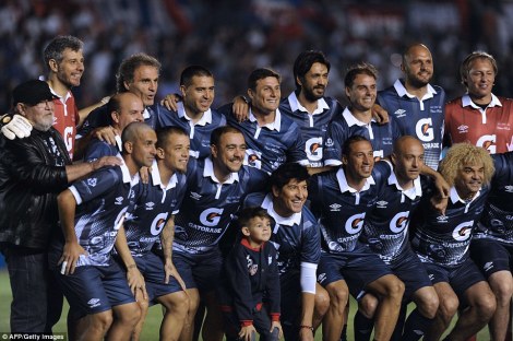 32B9684E00000578-3518540-Recoba_poses_with_his_former_team_mates_including_Francesco_Told-a-47_1459501716430