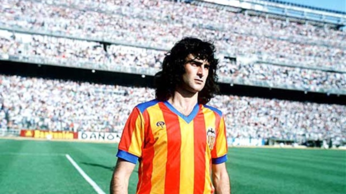 World Cup icons: How fishing helped Mario Kempes return home to triumph for a broken Argentina (1978