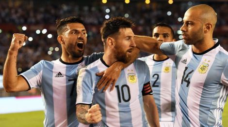 Argentina-Chile-eliminatorias-festejo-Messi-Aguero-y-Mascherano-1920