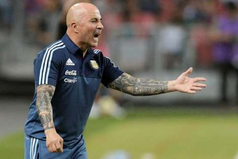 Sampaoli-dando-ordenes_OLEIMA20170613_0076_15