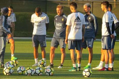 Sampaoli-jugadores-Foto-Prensa-Seleccion_OLEIMA20170604_0006_15