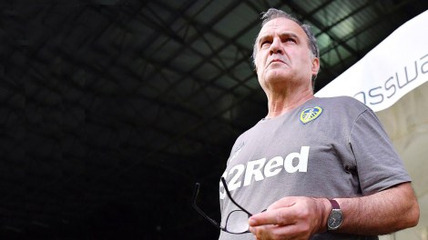 las-locuras-de-bielsa-en-el-leeds-el-dia-que-hizo-recoger-basura-al-plantel-la-huella-en-la-pared-y-la-carta-de-recomendacion-de-pochettino